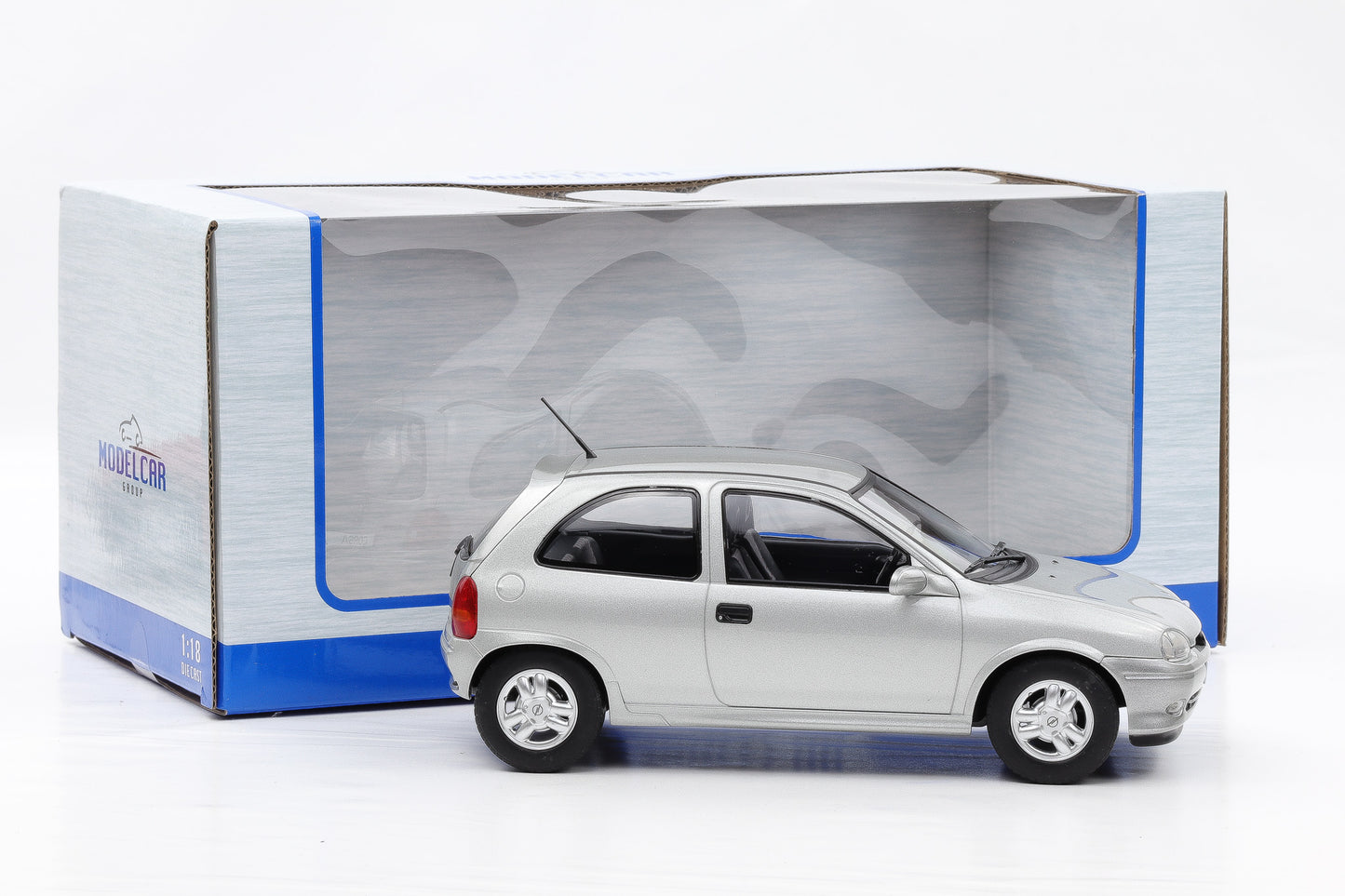 1:18 Opel Corsa B GSI 1993 silber mit Vitrine MCG18515 diecast