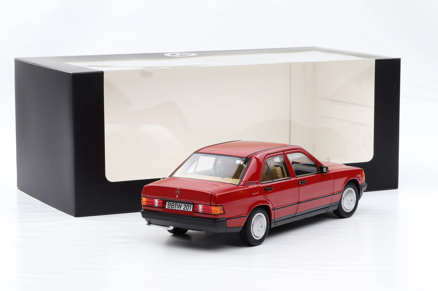 1:18 Norev Mercedes-Benz 190E W201 1982 rot opening Dealer mit Vitrine