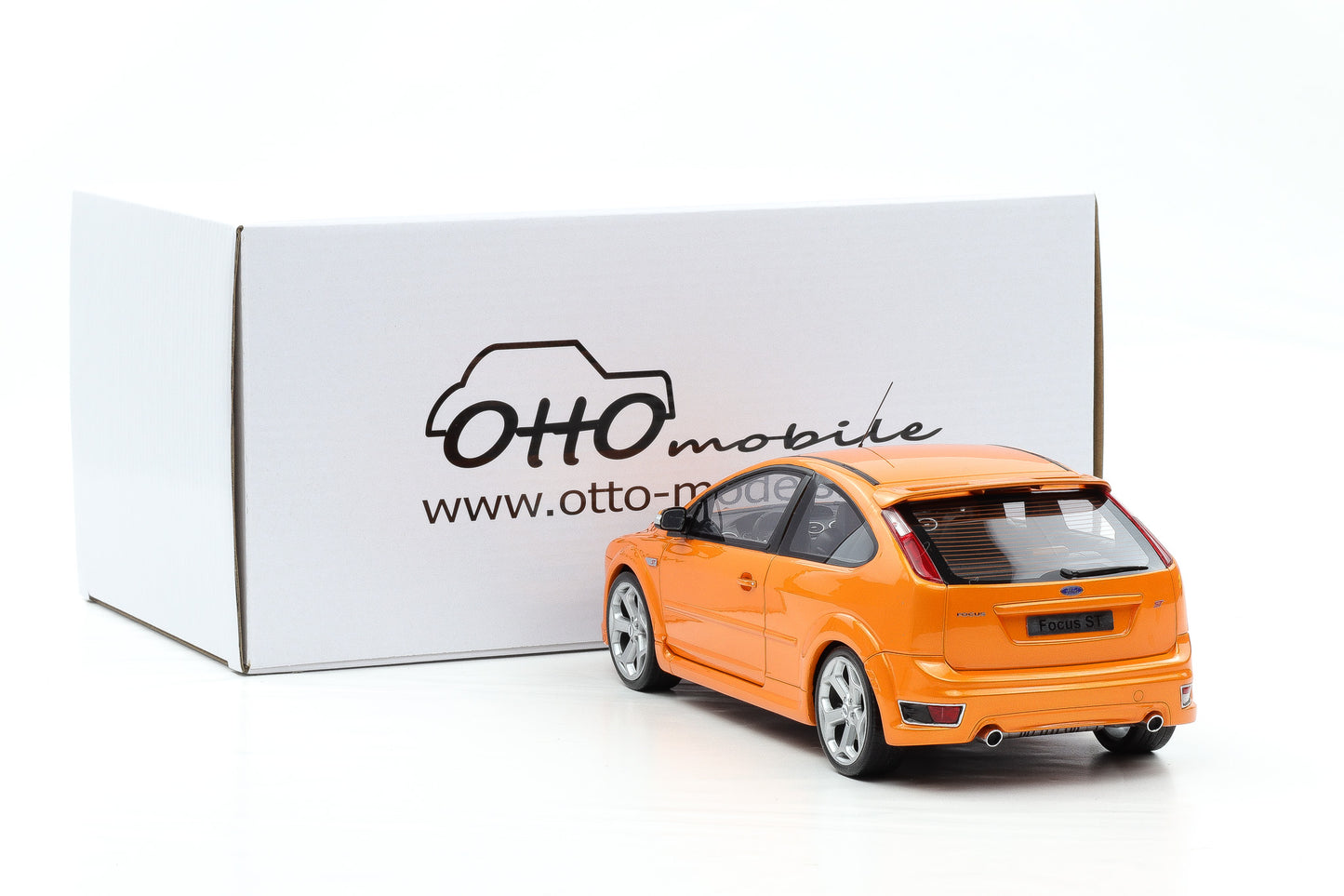 1:18 OTTOmobile Ford Focus Mk2 ST 2.5 2006 orange metallic OT961 + Vitrine