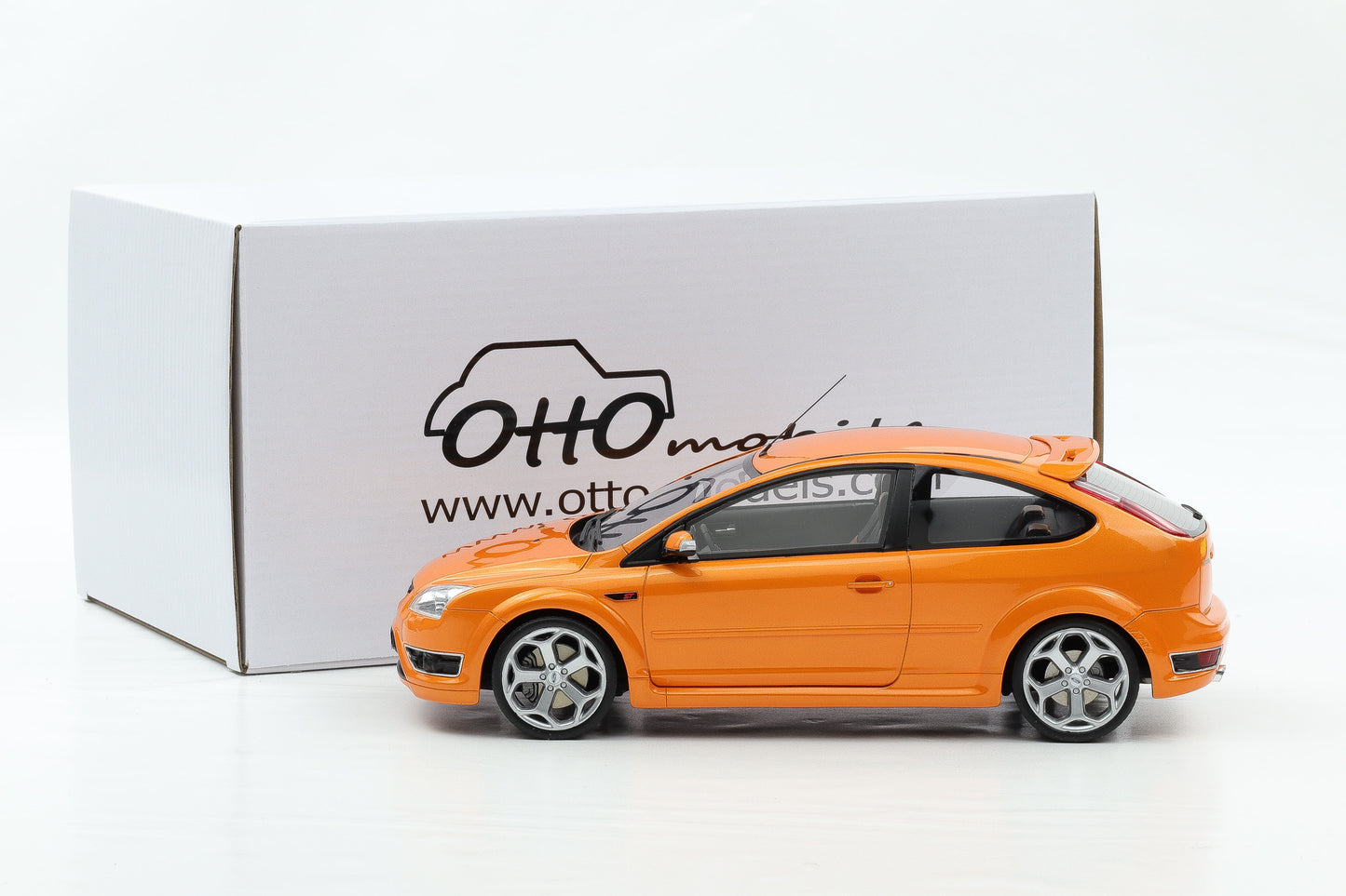 1:18 OTTOmobile Ford Focus Mk2 ST 2.5 2006 orange metallic OT961 + Vitrine