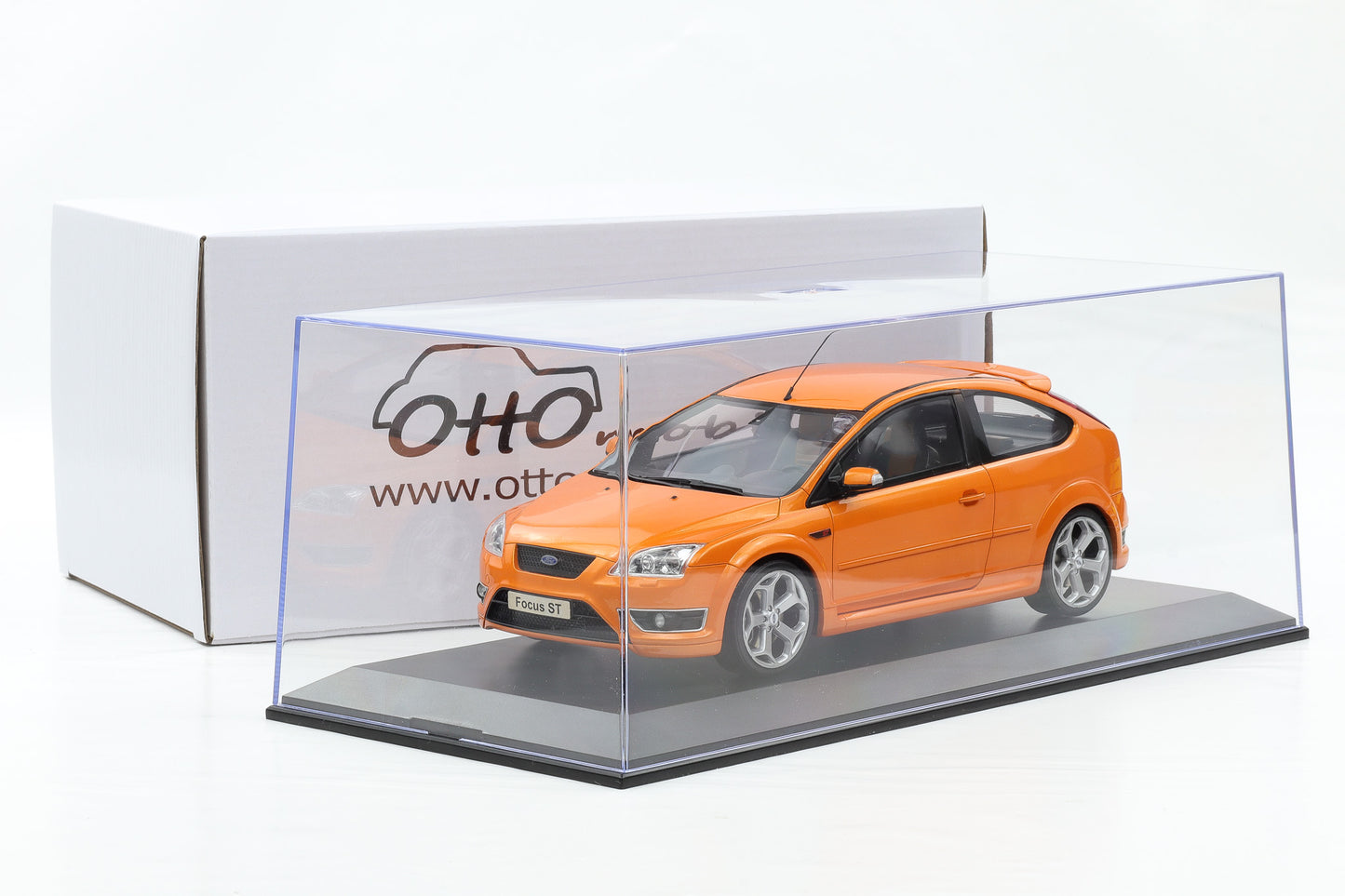 1:18 OTTOmobile Ford Focus Mk2 ST 2.5 2006 orange metallic OT961 + Vitrine