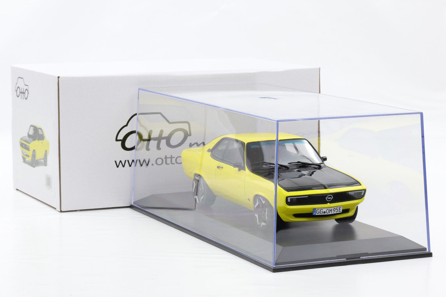 1:18 OTTOmobile Opel Manta GSE Elektromod Coupe yellow 2021 + Vitrine