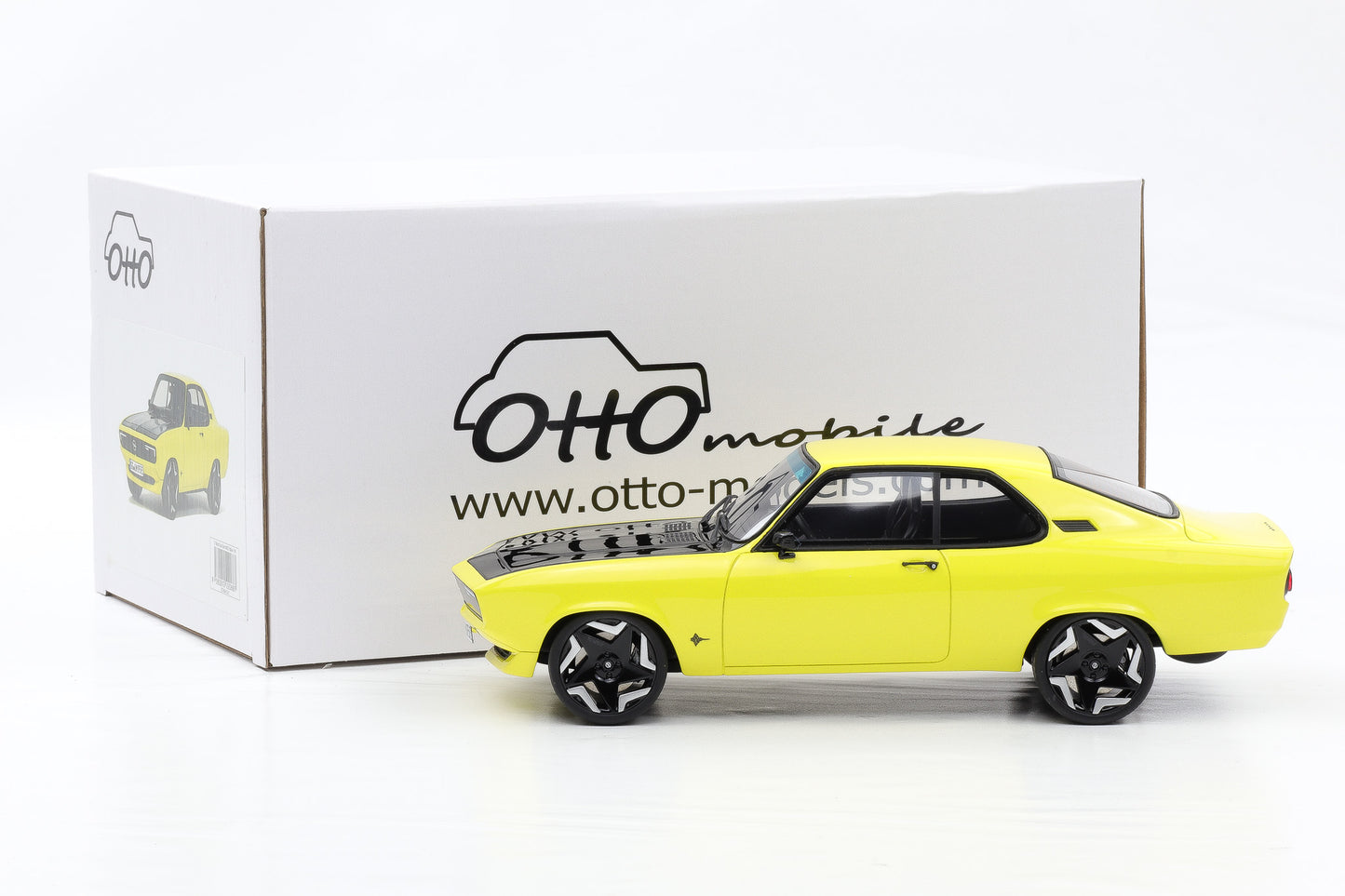 1:18 OTTOmobile Opel Manta GSE Elektromod Coupe yellow 2021 + Vitrine