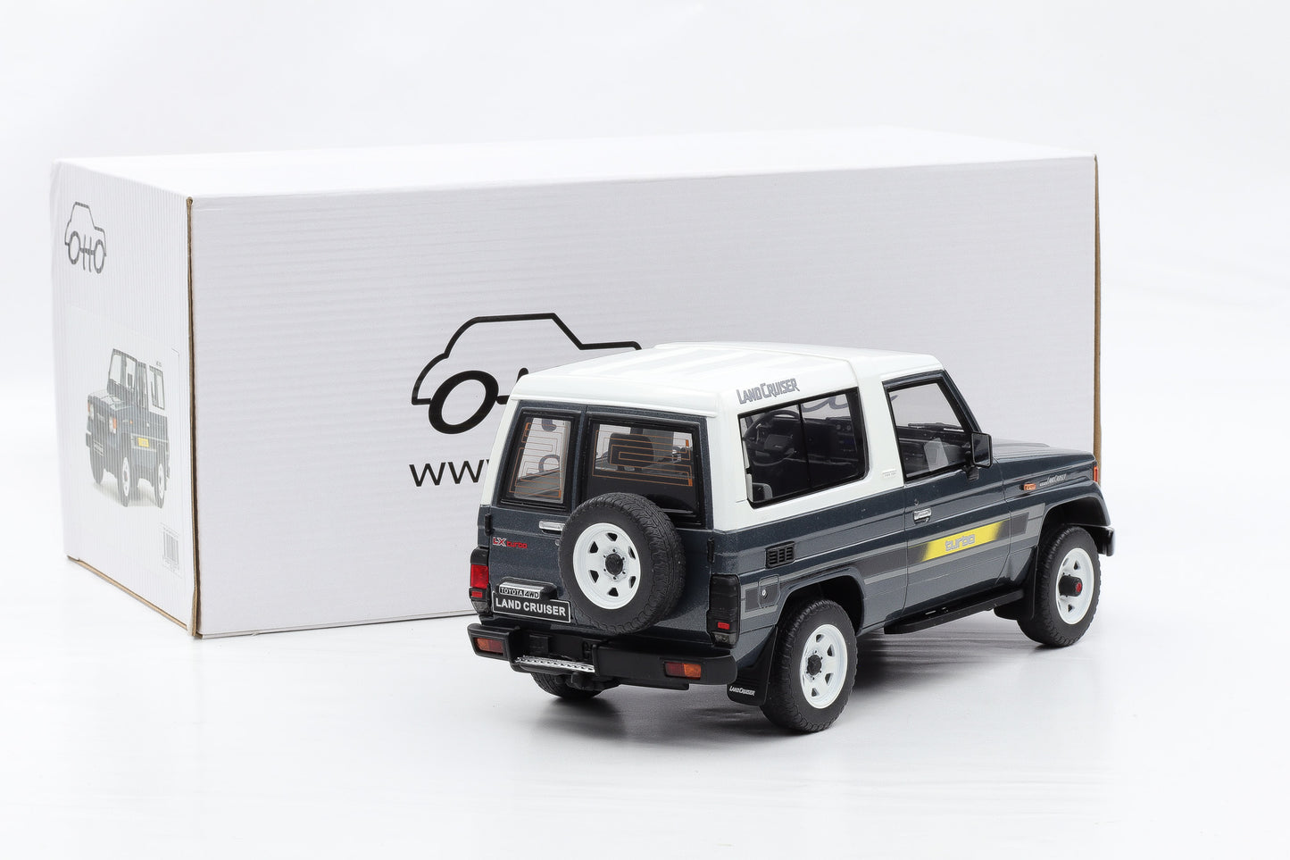1:18 OTTOmobile Toyota Land Cruiser LJ 73 1987 grau OT437 + Vitrine