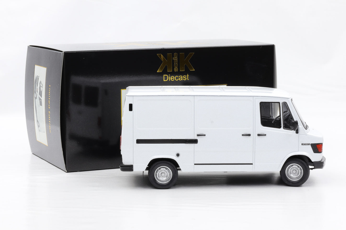 1:18 Mercedes-Benz 208 D Kastenwagen Transporter Kasten 1988 weiß KK-Scale