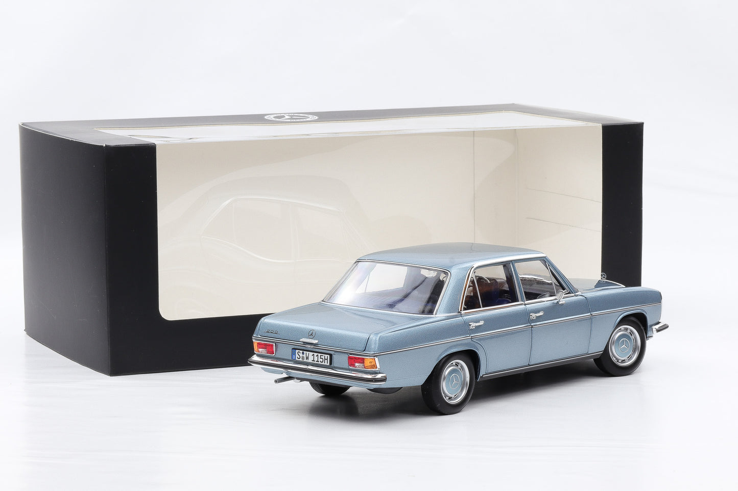 1:18 Mercedes-Benz 200 /8 W115 Graublau metallic 1968 Norev Dealer
