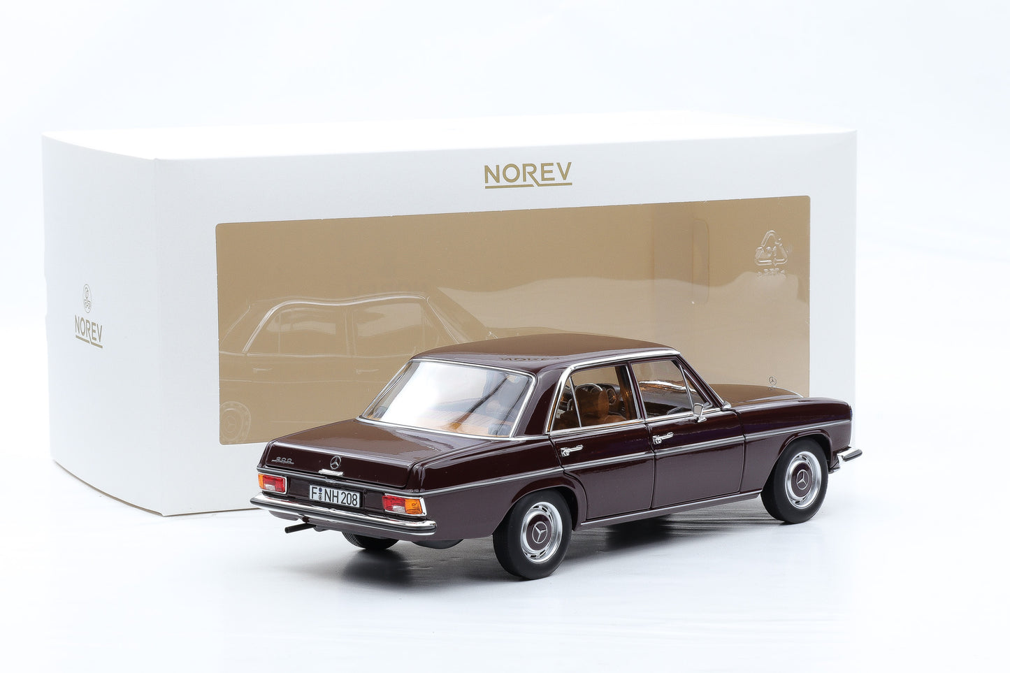 1:18 Norev Mercedes-Benz 200 /8 W115 dunkelrotbraun 1973 183778 limited