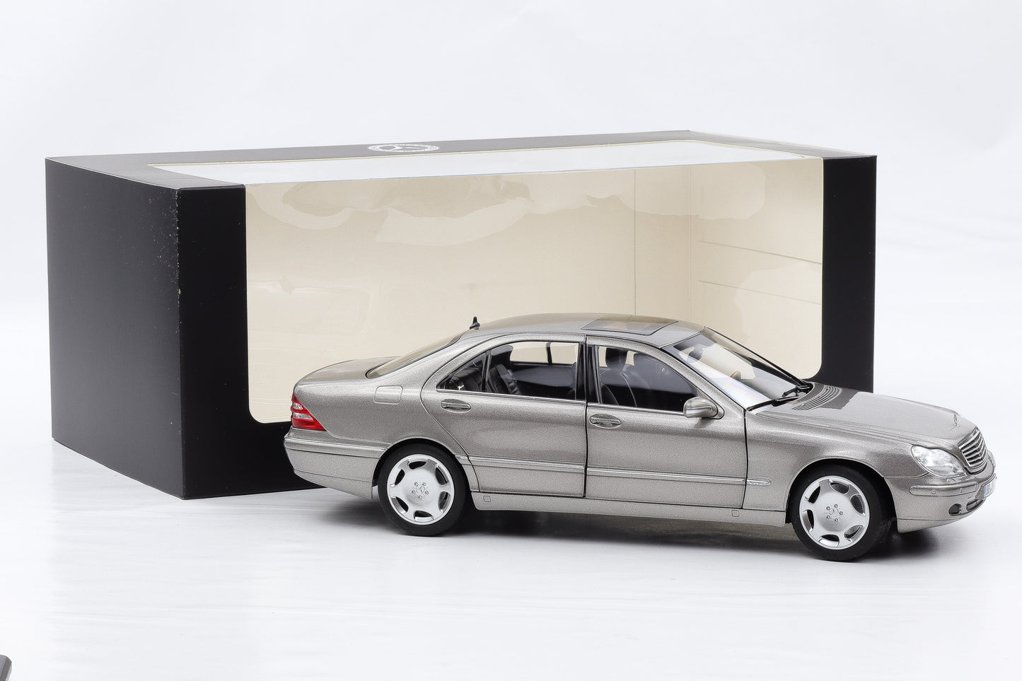 1:18 Norev Mercedes-Benz S600 S-Klasse W220 Cubanitsilber 2000/05 Dealer