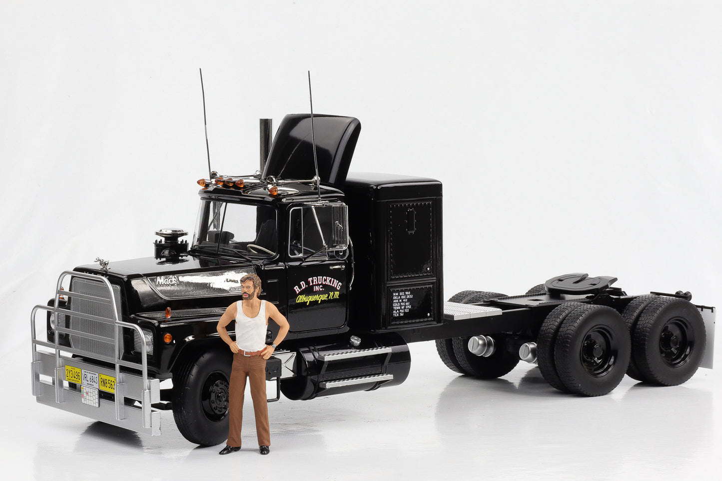 Mack RL 700L 1974 schwarz like Movie Truck mit Figur Road Kings 1:18