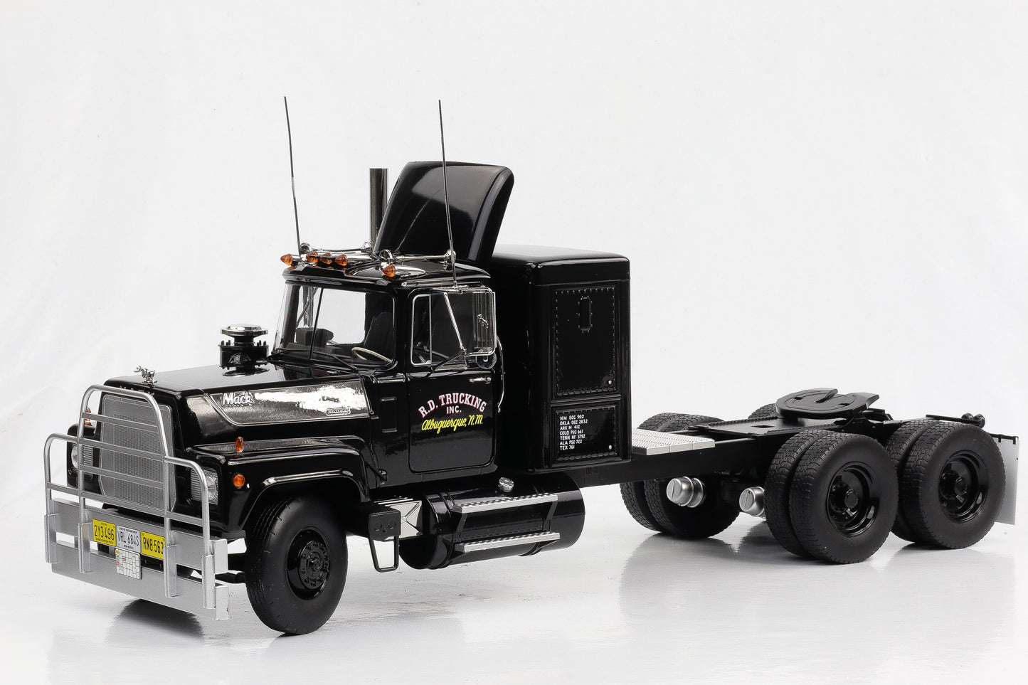 Mack RL 700L 1974 like movie truck schwarz Road Kings 1:18