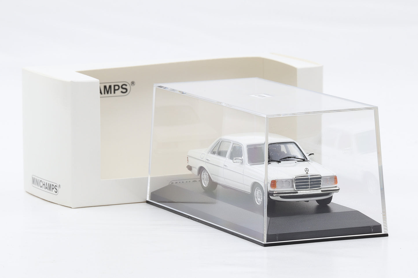 1:43 Minichamps Mercedes-Benz 230E W123 1982 weiss limited