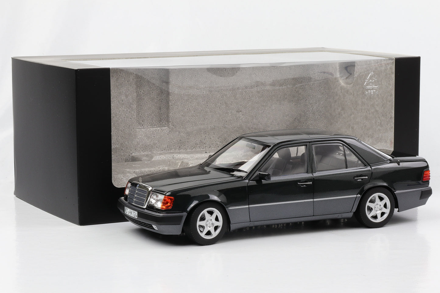 1:18 Mercedes-Benz W124 500 E 5.0 V8 blauschwarz metallic Norev dealer limited