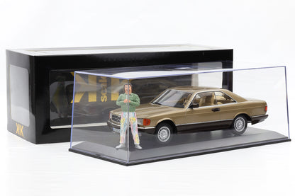1:18 Mercedes 500 SEC 1987 gold Bang Boom mit Figur Kalle + Vitrine KK-Scale