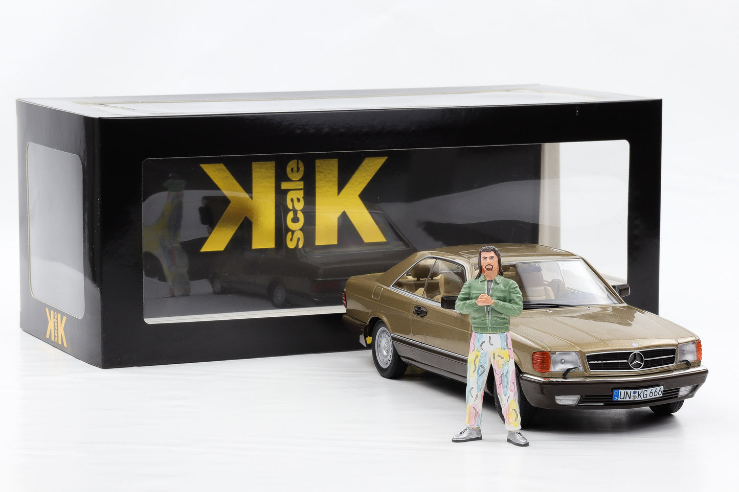 1:18 Mercedes 500 SEC 1987 gold Bang Boom mit Figur Kalle + Vitrine KK-Scale