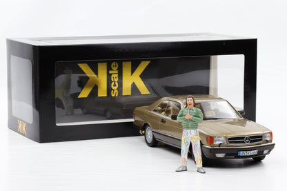 1:18 Mercedes 500 SEC 1987 gold Bang Boom mit Figur Kalle + Vitrine KK-Scale