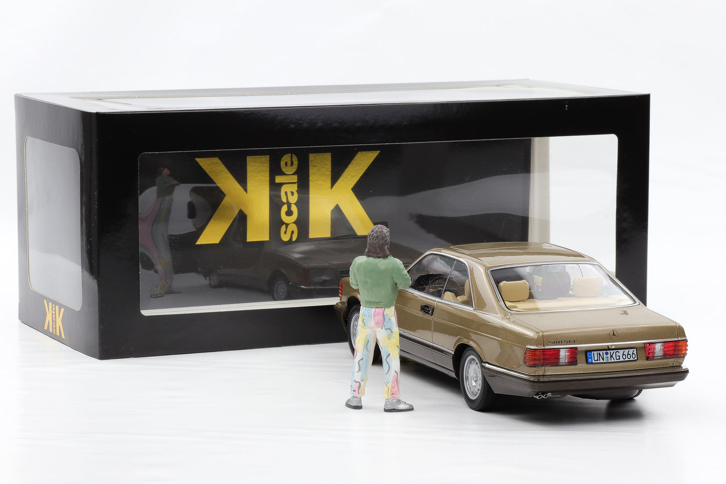 1:18 Mercedes 500 SEC 1987 gold Bang Boom mit Figur Kalle + Vitrine KK-Scale