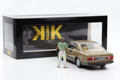 1:18 Mercedes 500 SEC 1987 gold Bang Boom mit Figur Kalle + Vitrine KK-Scale
