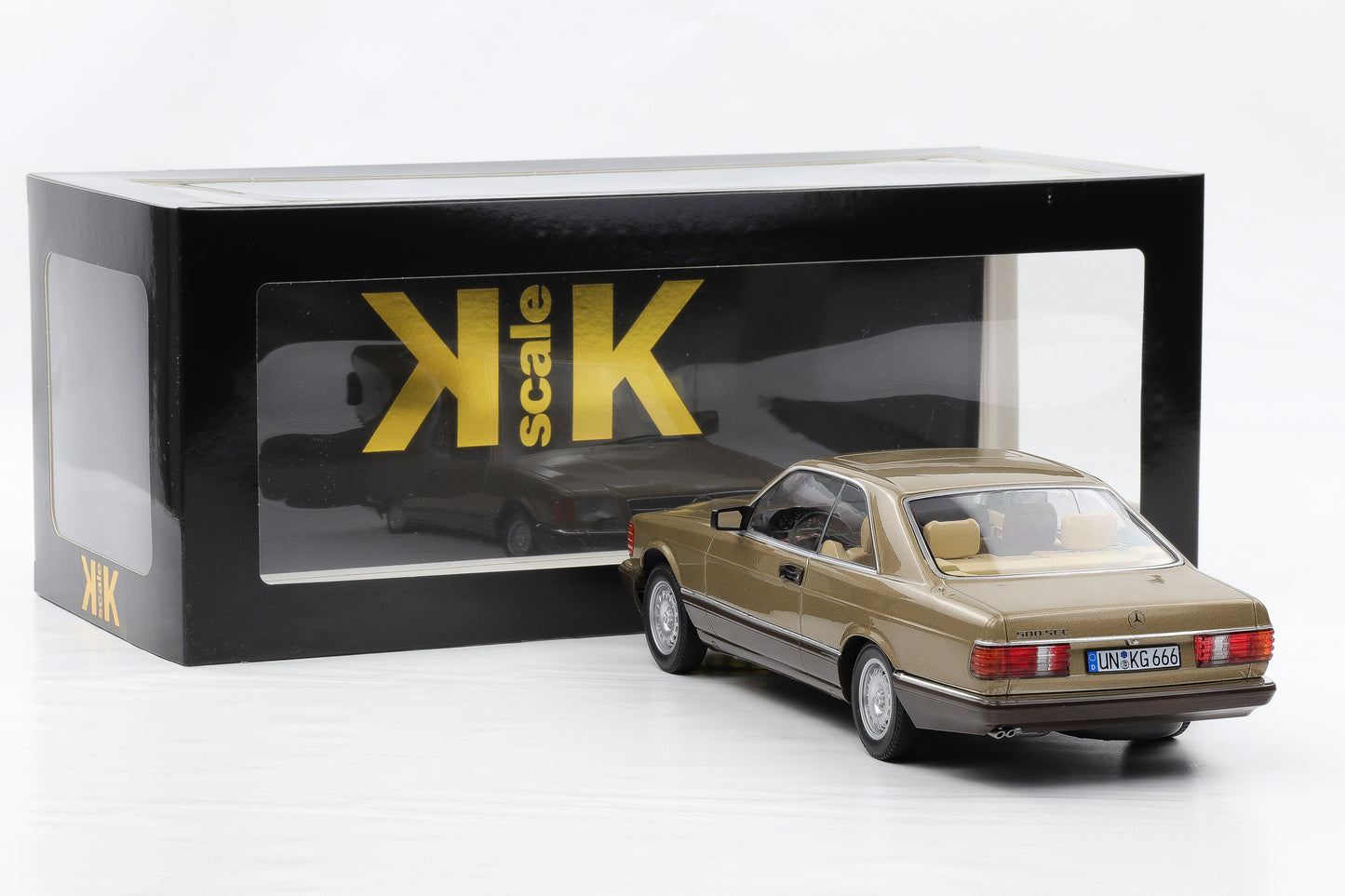 1:18 Mercedes-Benz 500 SEC 1987 gold metallic Bang Boom Bang mit Figur Kalle KK-Scale