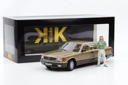 1:18 Mercedes 500 SEC 1987 gold Bang Boom mit Figur Kalle + Vitrine KK-Scale