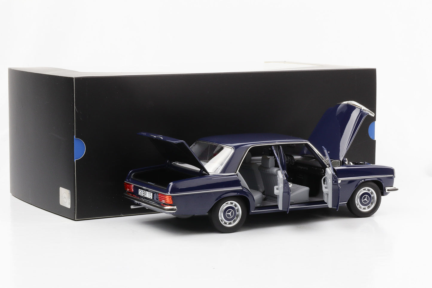 1:18 Mercedes-Benz 200 /8 W115 Mitternachtsblau 1973 Norev Dealer