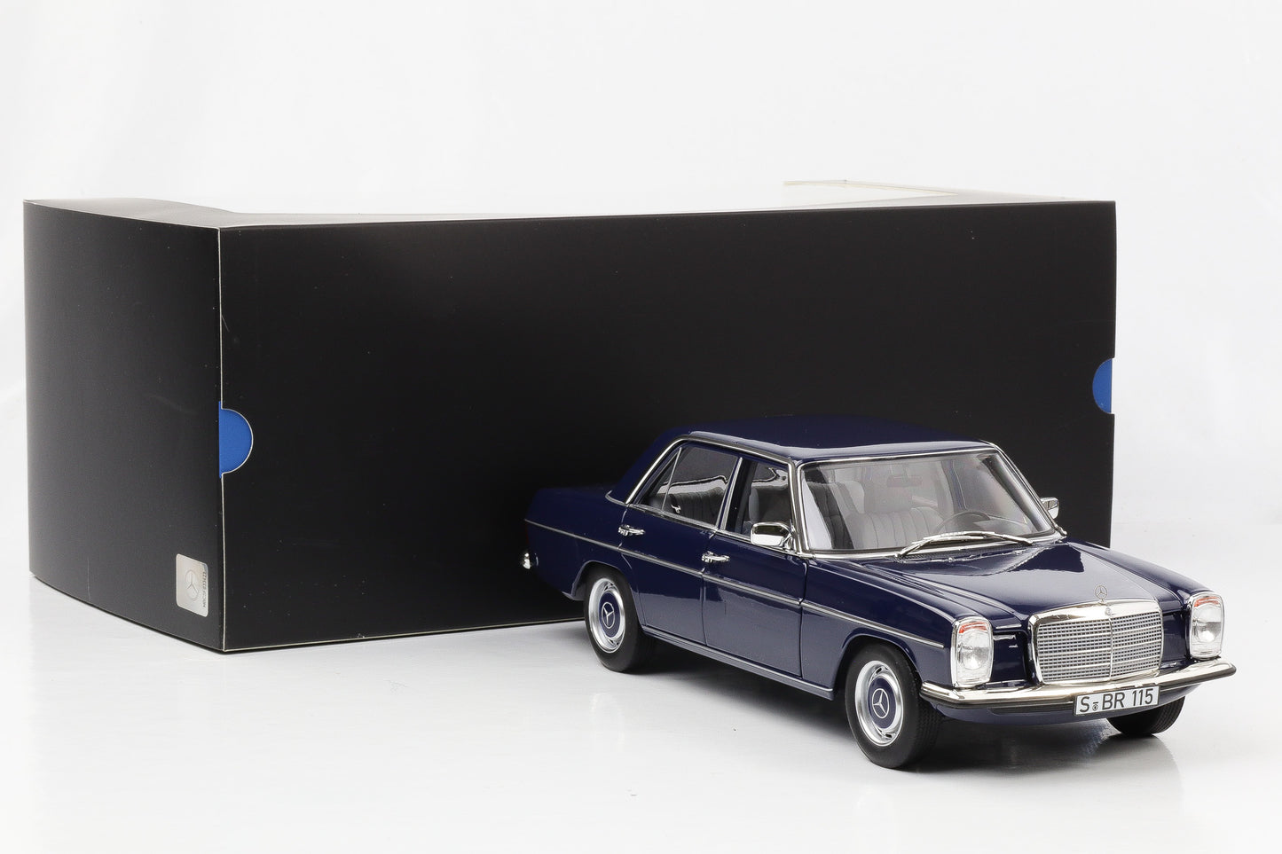 1:18 Mercedes-Benz 200 /8 W115 Mitternachtsblau 1973 Norev Dealer