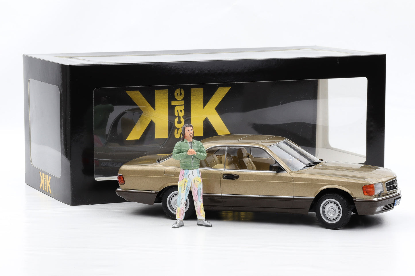 1:18 Mercedes 500 SEC 1987 gold Bang Boom mit Figur Kalle + Vitrine KK-Scale