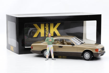 1:18 Mercedes 500 SEC 1987 gold Bang Boom mit Figur Kalle + Vitrine KK-Scale
