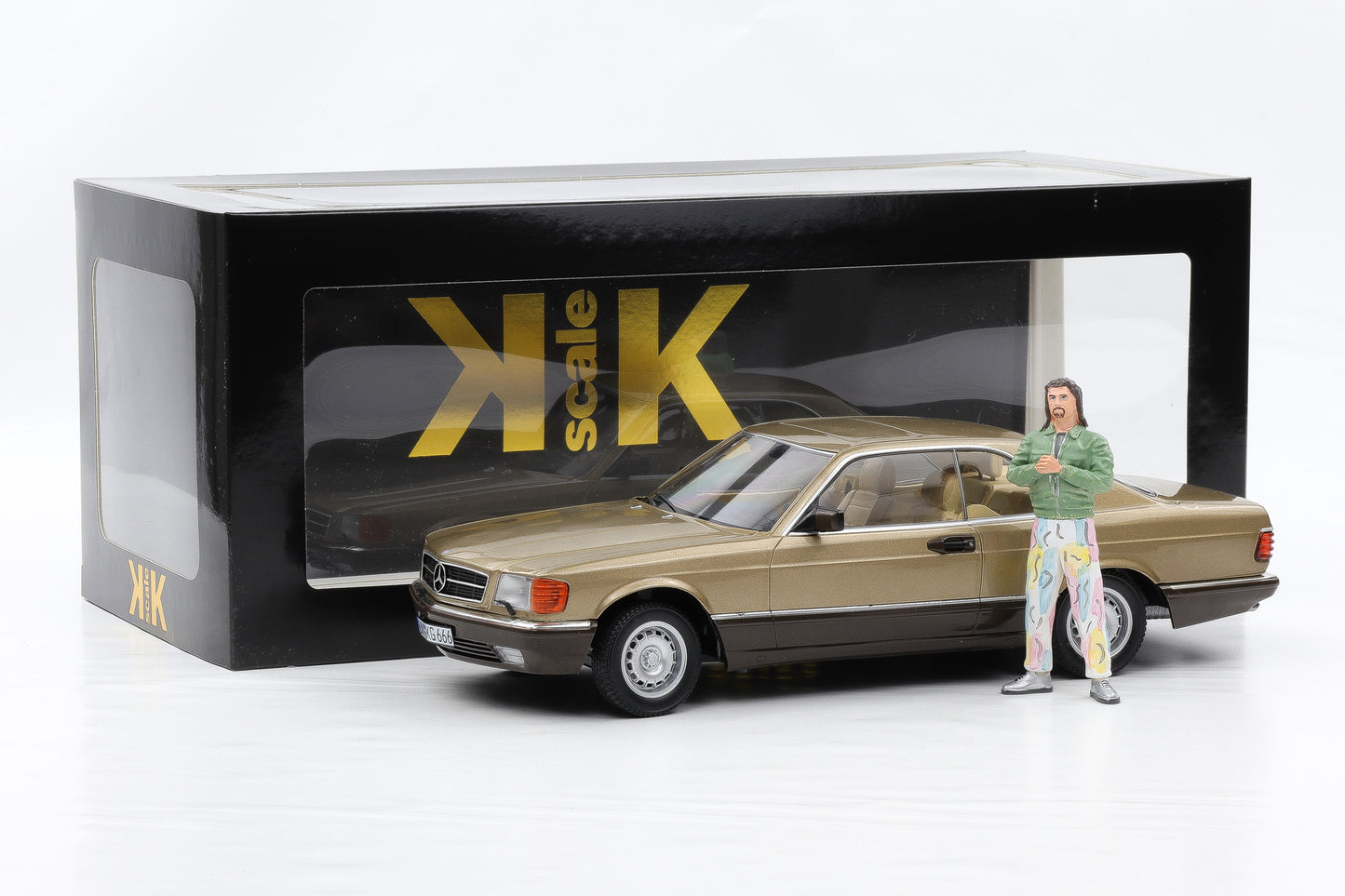 1:18 Mercedes 500 SEC 1987 gold Bang Boom mit Figur Kalle + Vitrine KK-Scale