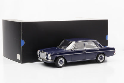 1:18 Mercedes-Benz 200 /8 W115 Mitternachtsblau 1973 Norev Dealer