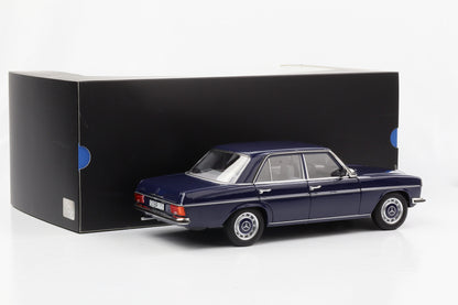 1:18 Mercedes-Benz 200 /8 W115 Mitternachtsblau 1973 Norev Dealer