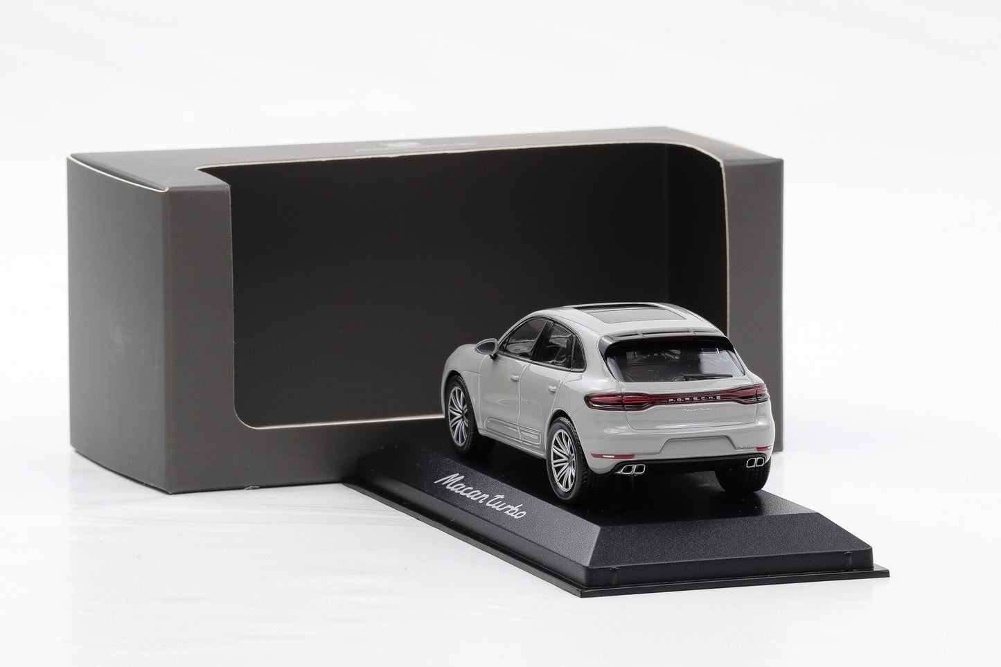 1:43 Minichamps Porsche Macan turbo 95BN Kreide grau Dealer WAP0206020J