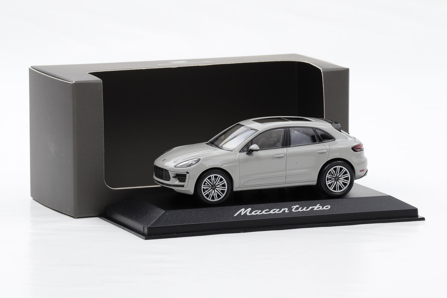 1:43 Minichamps Porsche Macan turbo 95BN Kreide grau Dealer WAP0206020J