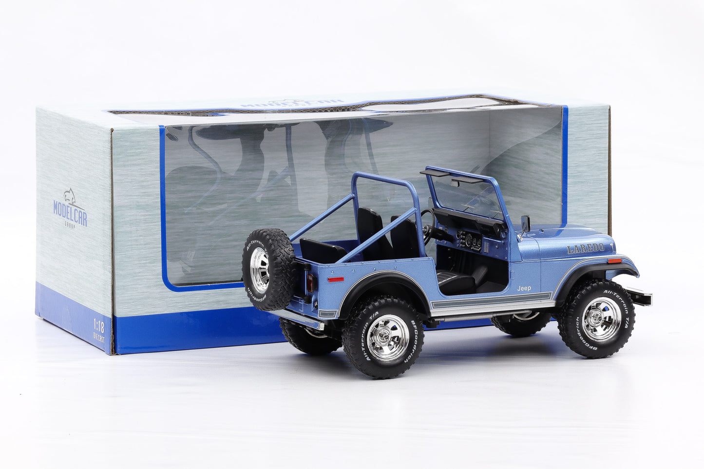 1:18 MCG Jeep CJ-7 Laredo 1980 blau metallic mit Dekor MCG18553