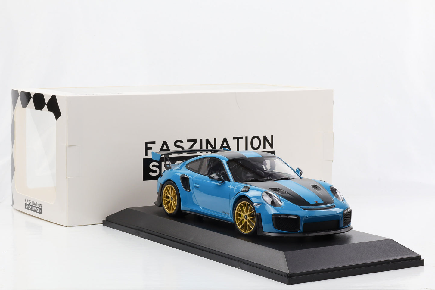 1:18 Porsche 911 GT2 RS 991.2 Weissach Package blau / goldene Felgen Minichamps