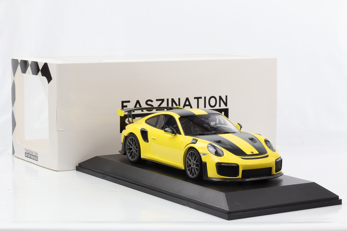 1:18 Porsche 911 991.2 GT2 RS 2018 Gelb Weissach Package Minichamps