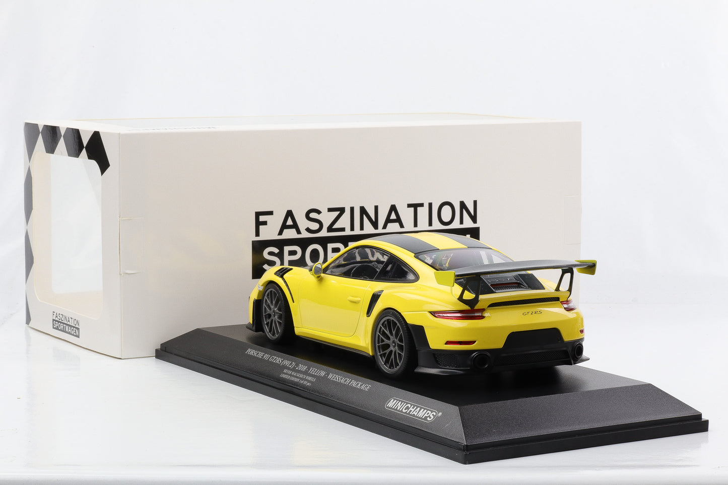 1:18 Porsche 911 991.2 GT2 RS 2018 Gelb Weissach Package Minichamps