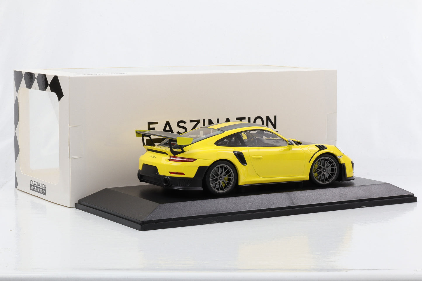 1:18 Porsche 911 991.2 GT2 RS 2018 Gelb Weissach Package Minichamps