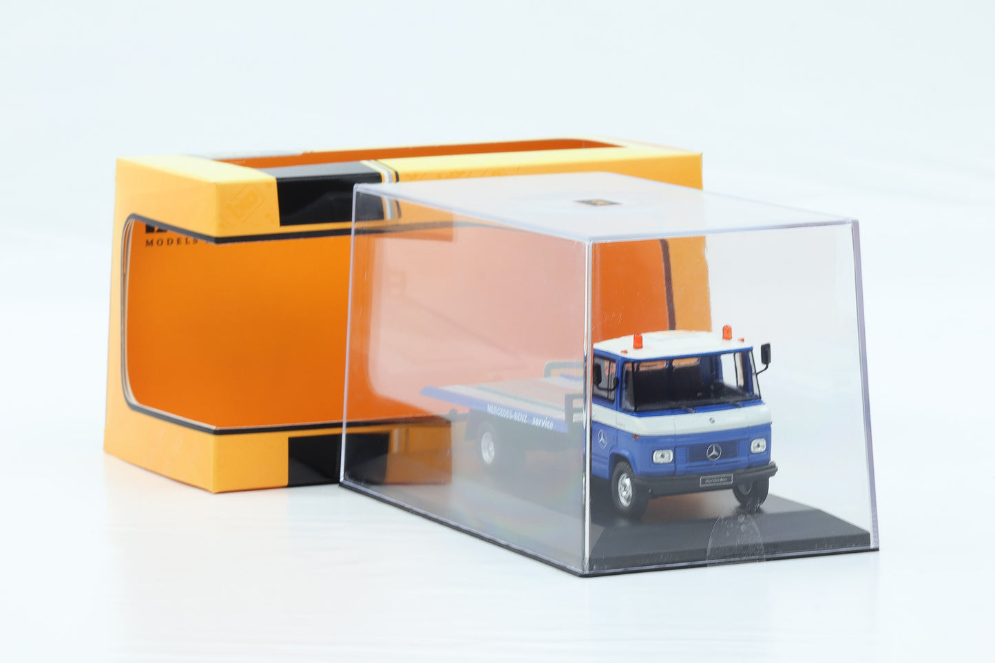 1:43 IXO Mercedes-Benz L608 D LKW Auto Transporter Service blau