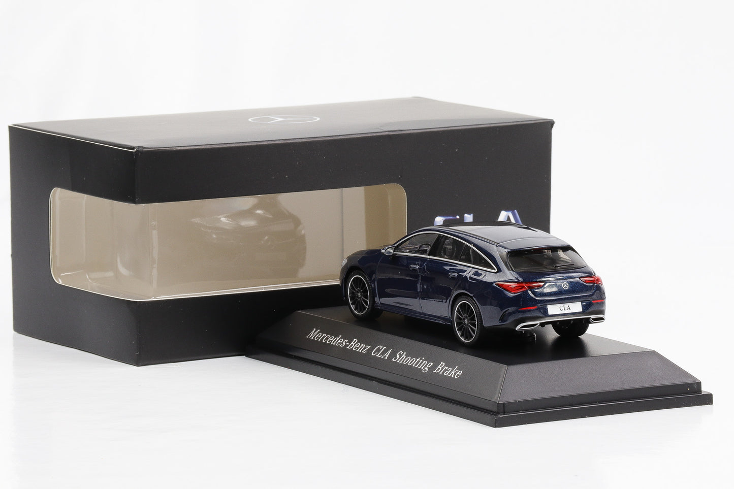 1:43 Spark Mercedes-Benz CLA X118 2019 Shooting Brake deminblau Dealer