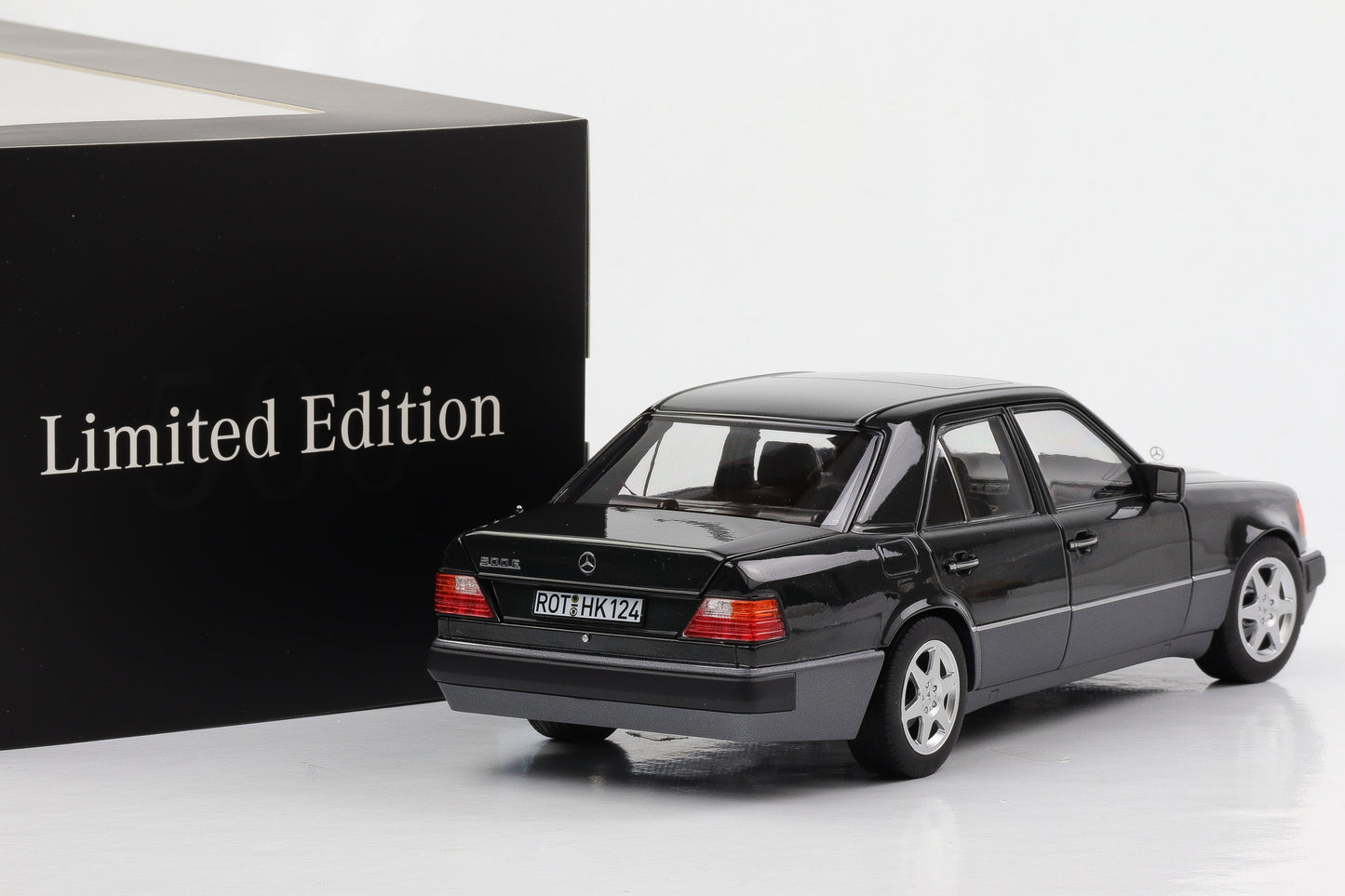 1:18 Mercedes-Benz 500 E 5.0 W124 blauschwarz metallic Norev limited 500 pcs