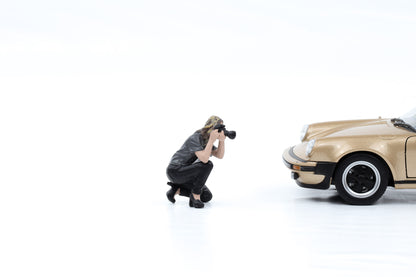 1:24 Figur Photographers Fotograf Figuren Frau kniet American Diorama 38311
