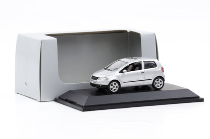 1:43 Schuco Volkswagen Fox reflexsilber metallic 2005 Dealer