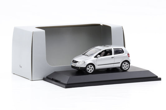 1:43 Schuco Volkswagen Fox reflexsilber metallic 2005 Dealer