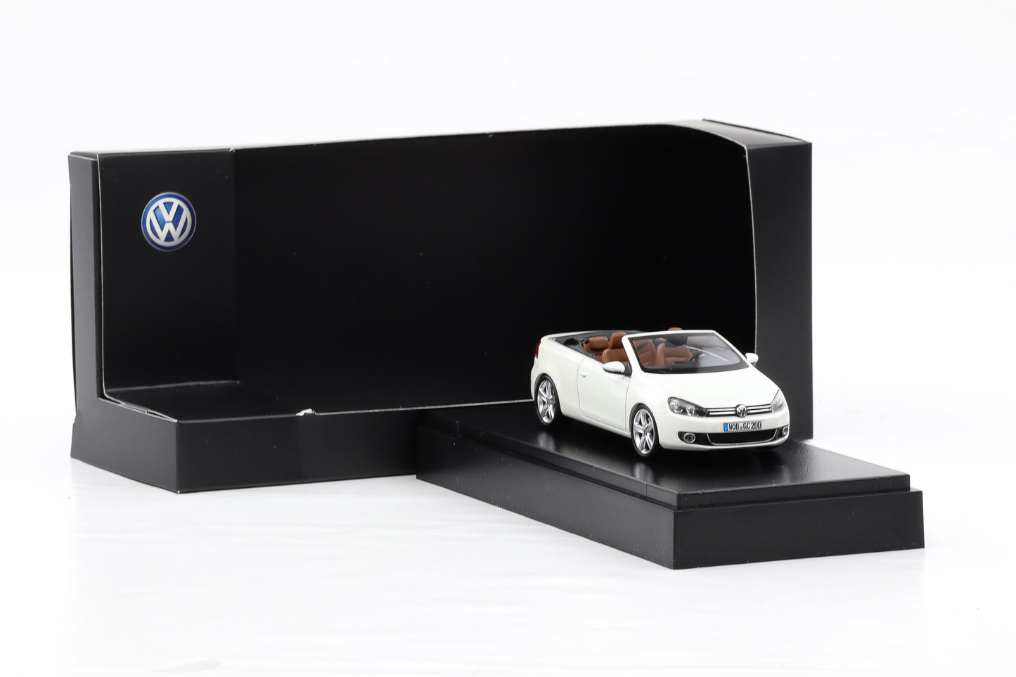 1:43 Schuco Volkswagen Golf V Cabrio Cabriolet weiss metallic Dealer