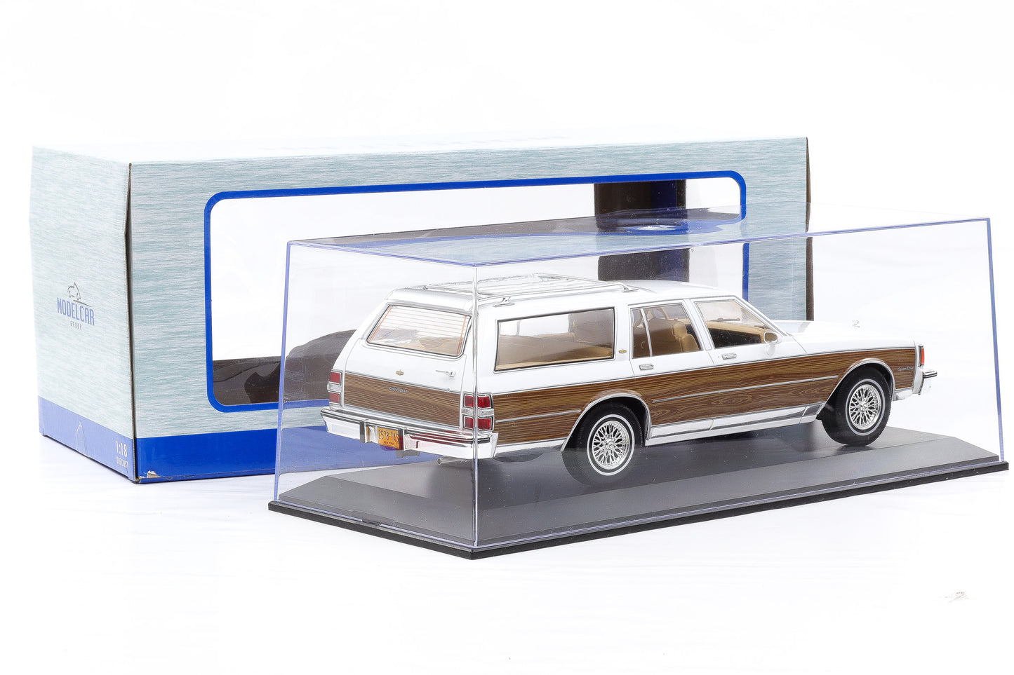 1:18 Chevrolet Caprice Kombi 1985 weiß Holzoptik / MCG diecast + Vitrine