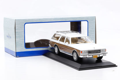1:18 Chevrolet Caprice Kombi 1985 weiß Holzoptik / MCG diecast + Vitrine
