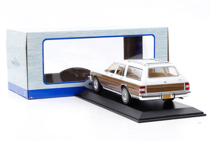 1:18 Chevrolet Caprice Kombi 1985 weiß Holzoptik / MCG diecast + Vitrine