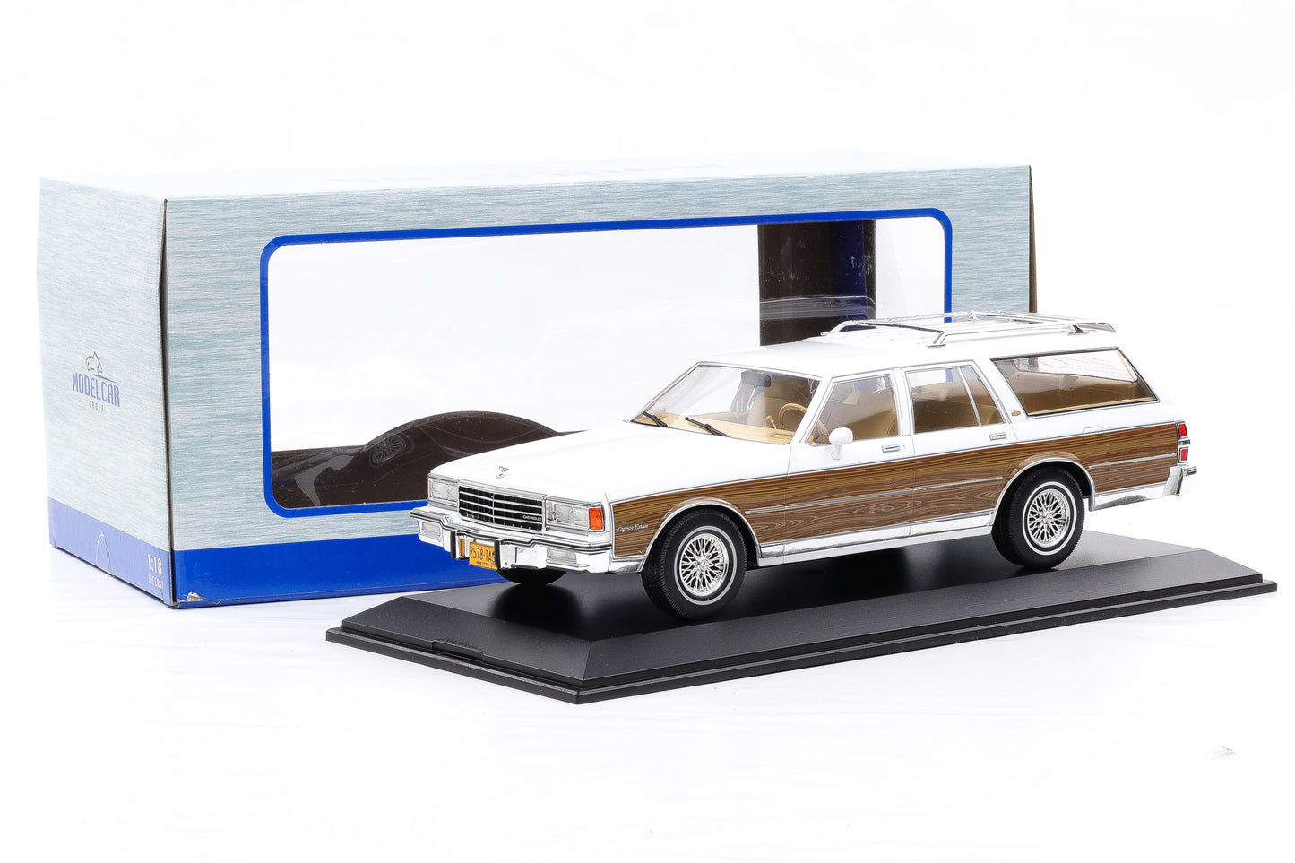 1:18 Chevrolet Caprice Kombi 1985 weiß Holzoptik / MCG diecast + Vitrine