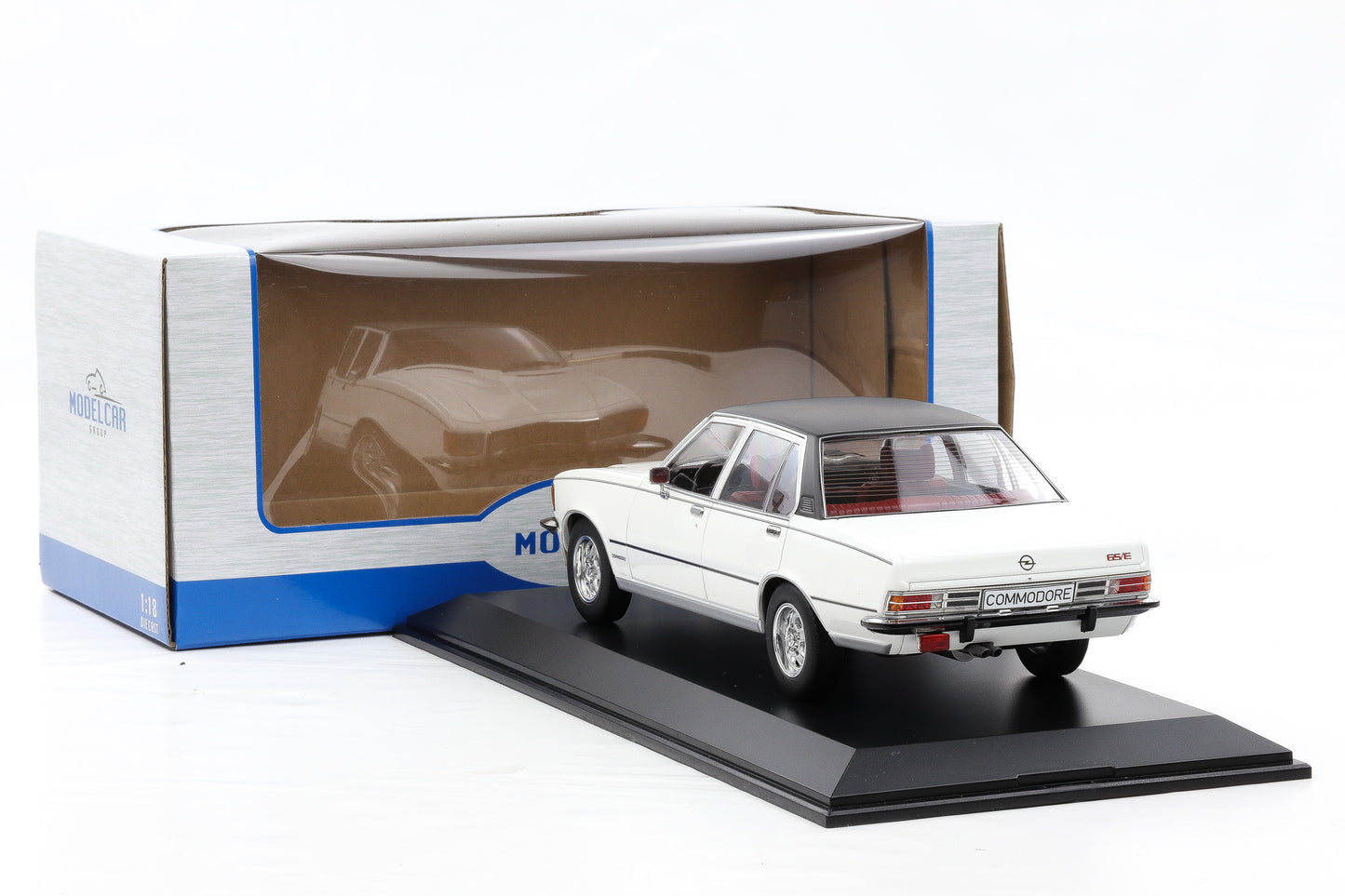 1:18 Opel Commodore B GS/E 1972 weiß / MCG diecast + Vitrine