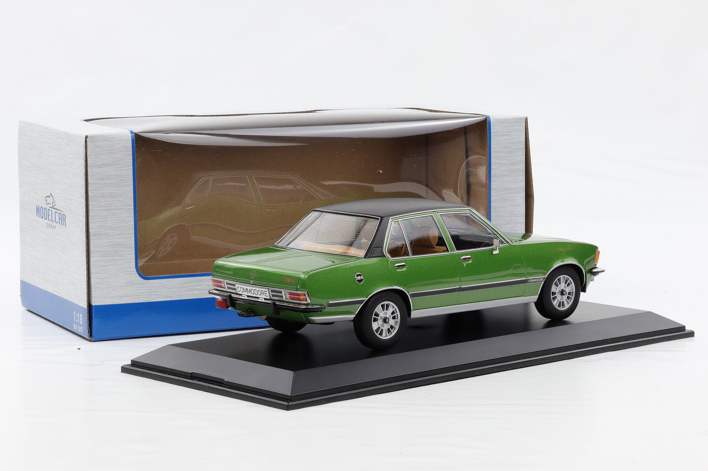 1:18 Opel Commodore B GS/E 1972 grün metallic / MCG diecast + Vitrine